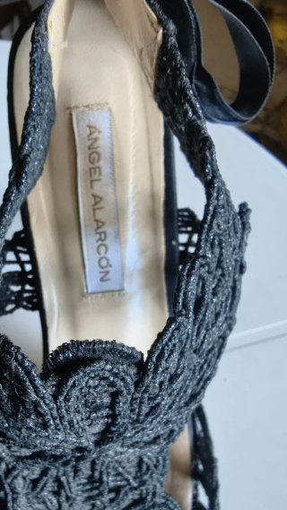 Zapatos de tacón negros con lazo