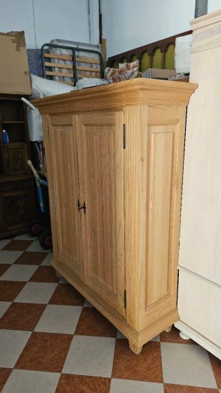 Mueble de madera maciza