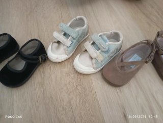 Zapatitos de niño negros y marrones