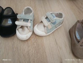 Zapatitos de niño negros y marrones