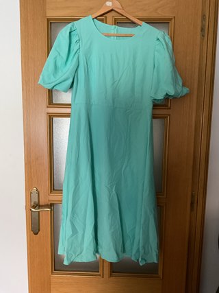 Vestido azul claro con  manga abullonada.