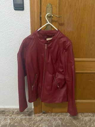 Chaqueta roja estilo cuero mujer