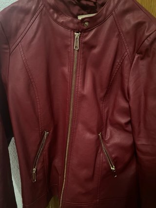 Chaqueta roja estilo cuero mujer