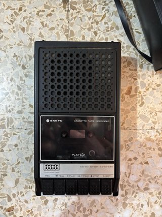 Grabadora y Reproductora Casetes Sanyo Portátil