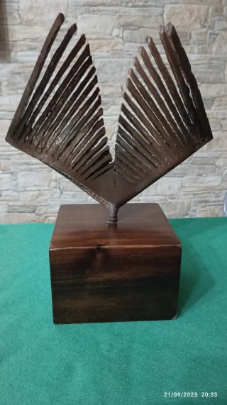 Scultura Oliver Benetton 1984 con firma incisa