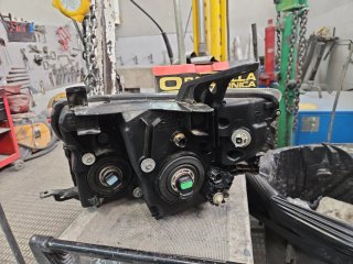 Faro delantero derecho Montero mitsubishi.