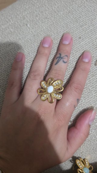 Anillo Flor Dorado con Piedras Blancas