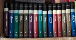 Biblioteca de consulta.  15 libros.