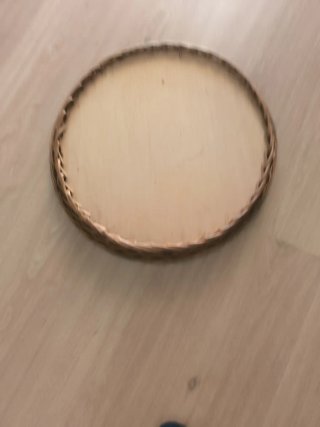 Cesta/bandeja de mimbre y madera