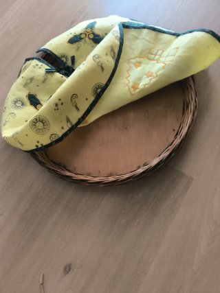 Cesta/bandeja de mimbre y madera