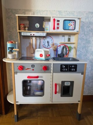 Cocina de madera infantil como nueva