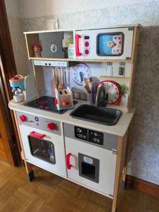 Cocina de madera infantil como nueva