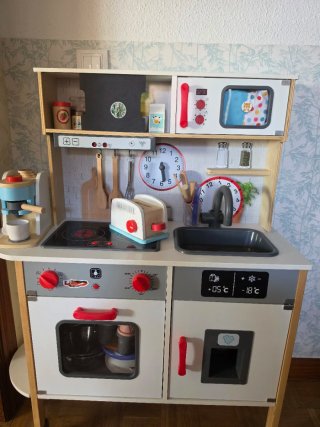 Cocina de madera infantil como nueva