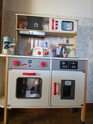 Cocina de madera infantil como nueva