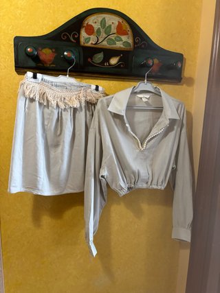 Conjunto falda y camisa H&M gris claro.