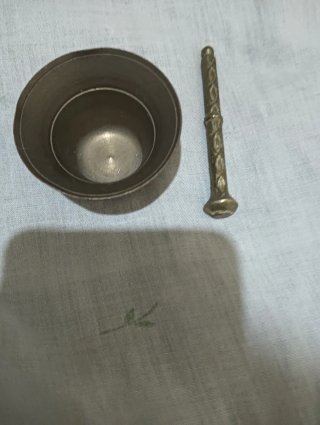 Mortero y mano de bronce con diseño