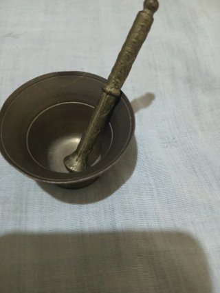 Mortero y mano de bronce con diseño