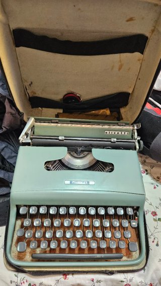 Máquina de escribir Olivetti Pluma 22