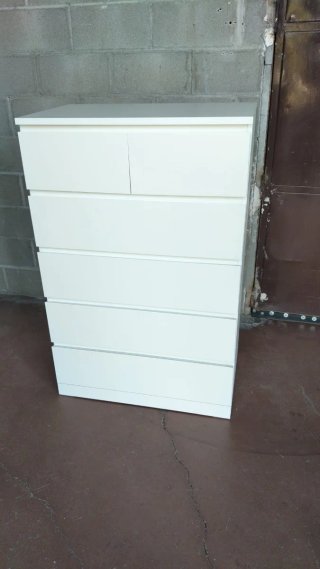 Cómoda blanca de madera
