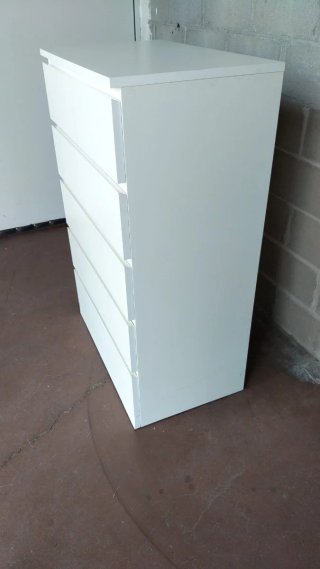 Cómoda blanca de madera