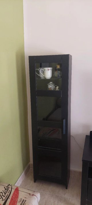 Vitrina expositora negra con puertas de cristal