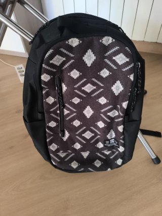 Mochila DC Shoes Unisex Negra y Multicolor