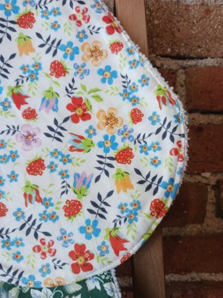 Conjunto de 2 baberos florales