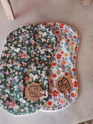Conjunto de 2 baberos florales