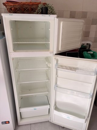 Nevera mediana blanca