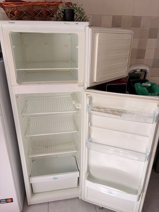 Nevera mediana blanca