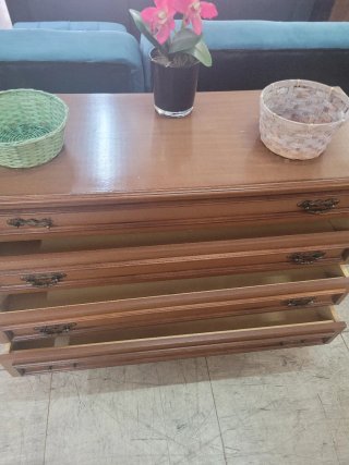 CÓMODA CLÁSICA DE MADERA.