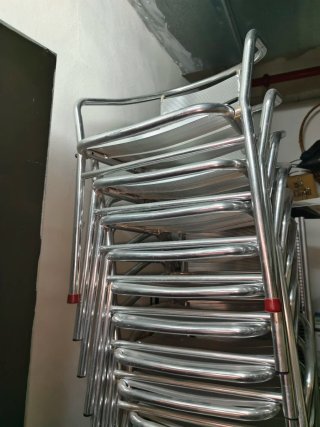 Sillas de aluminio apilables 5 € la unidad