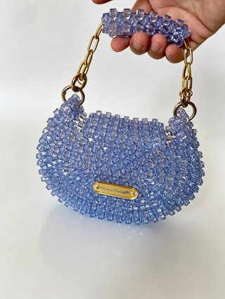 Bolso de cuentas azul con cadena dorada