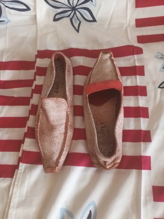 Zapatos piel rojos, con desgaste en la plantilla