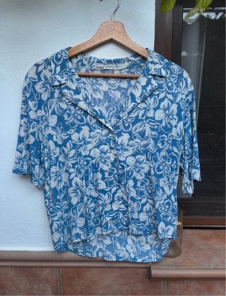 Camisa floral Pull&Bear azul y blanca Talla XS