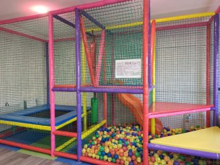 Parque de bolas con cama elástica