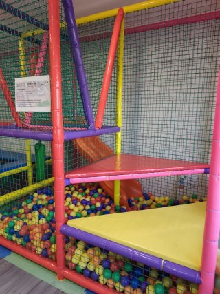 Parque de bolas con cama elástica