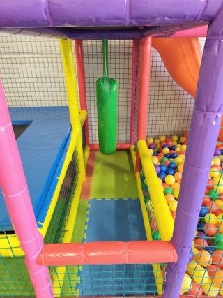 Parque de bolas con cama elástica