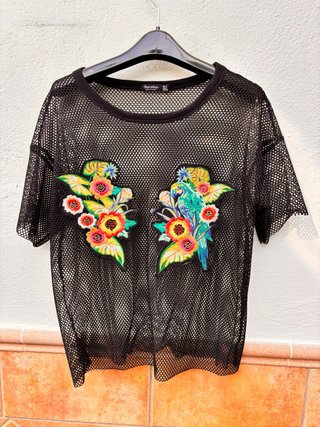 Camiseta Malla Negra Bordada Flores