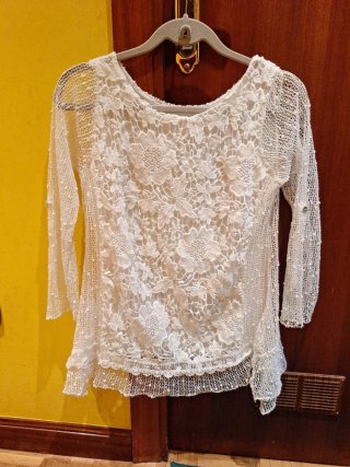 Blusa manga larga encaje blanco roto