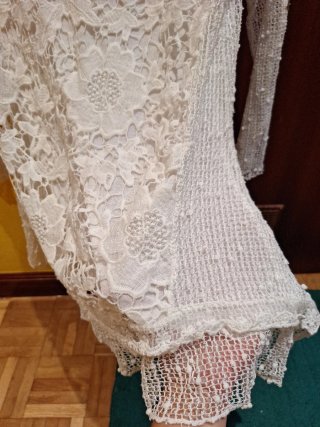 Blusa manga larga encaje blanco roto