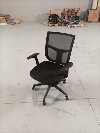 Silla de oficina ergonómica negra
