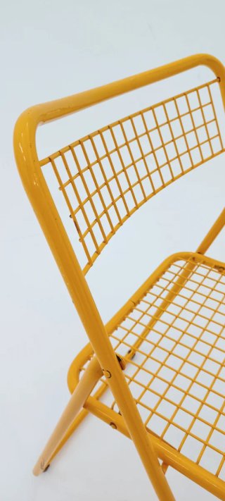 Silla metálica vintage amarilla