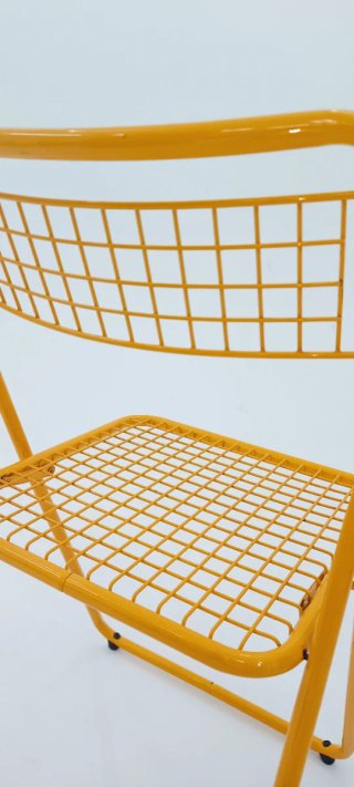 Silla metálica vintage amarilla