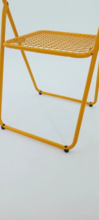 Silla metálica vintage amarilla