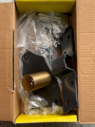 Cerradura de puerta con llaves y tornillos