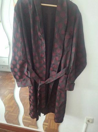 Bata de seda caballero negra y roja