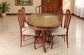Mesa ovalada plegable de madera con 5 sillas.