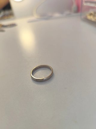 Anillo de plata con diseño de electrocardiograma