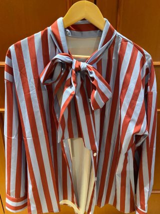 Camisa Rayas Rojas y Azules con Lazo